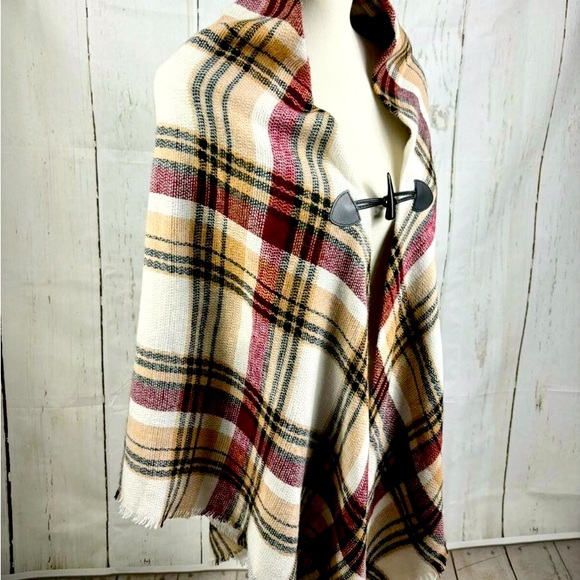 Max Studio plaid cape/ shawl with toggle closure. O/S - Picture 1 of 4